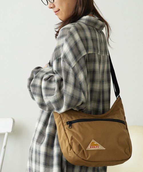 ■新品【KELTY】カーブ ショルダーバッグ、ボディバッグ、ベージュ、コーデュラ KELTY（ケルティ） ショルダーバッグ CURVE SHOULDER S コーデュラ