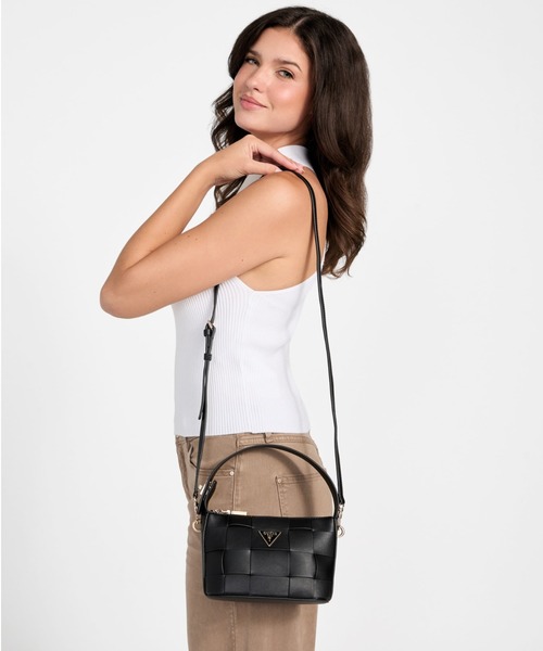 【ブラック(BLA)】GUESS ショルダーバッグ (W)MAYLEE Flap Shoulder Bag GUESS｜GUESS ショルダーバッグ (W)MAYLEE Flap Shoulder Bag