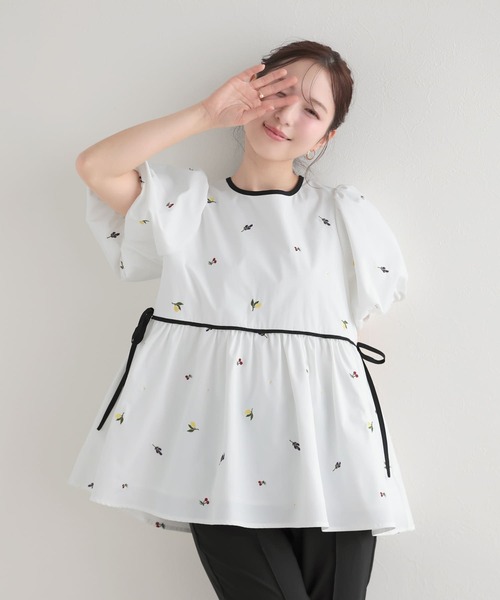 Fit more（フィットモア） バルーン袖フルーツ刺繍ペプラムトップス