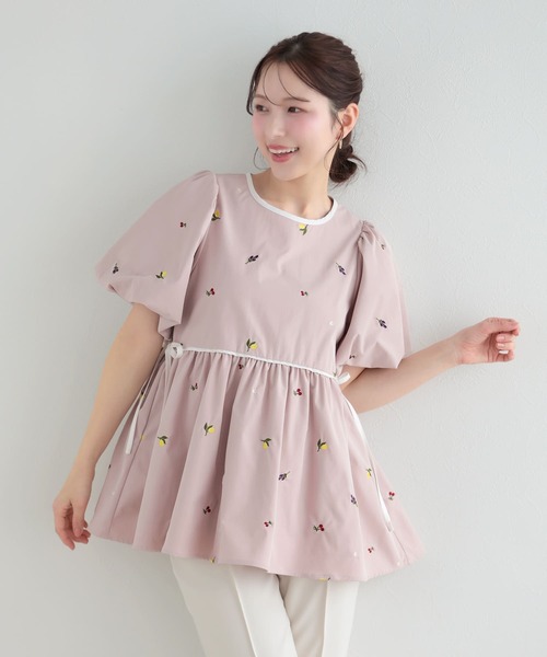 Fit more（フィットモア） バルーン袖フルーツ刺繍ペプラムトップス