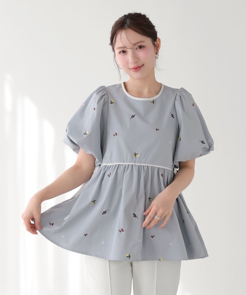 Fit more（フィットモア） バルーン袖フルーツ刺繍ペプラムトップス