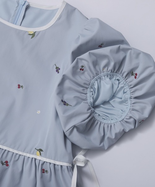 Fit more（フィットモア） バルーン袖フルーツ刺繍ペプラムトップス