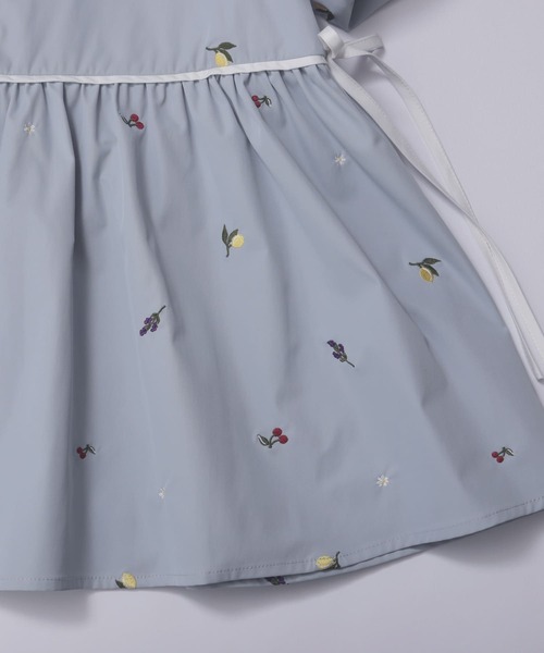 Fit more（フィットモア） バルーン袖フルーツ刺繍ペプラムトップス