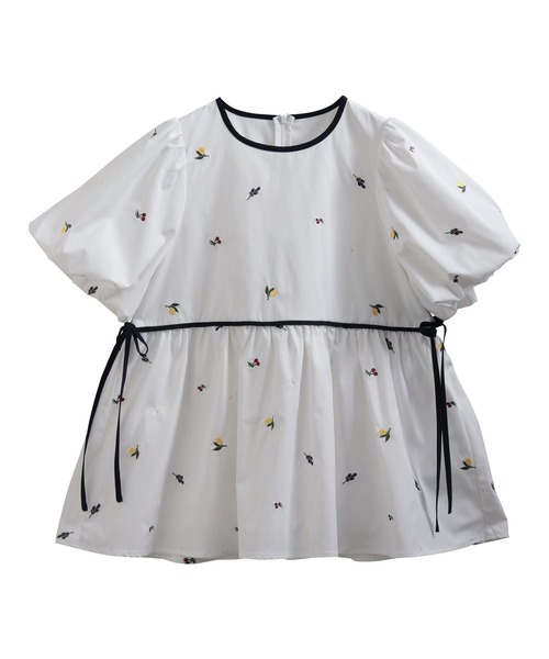 Fit more（フィットモア） バルーン袖フルーツ刺繍ペプラムトップス