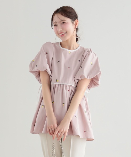 Fit more（フィットモア） バルーン袖フルーツ刺繍ペプラムトップス