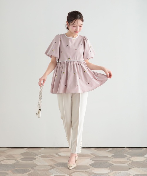 Fit more（フィットモア） バルーン袖フルーツ刺繍ペプラムトップス