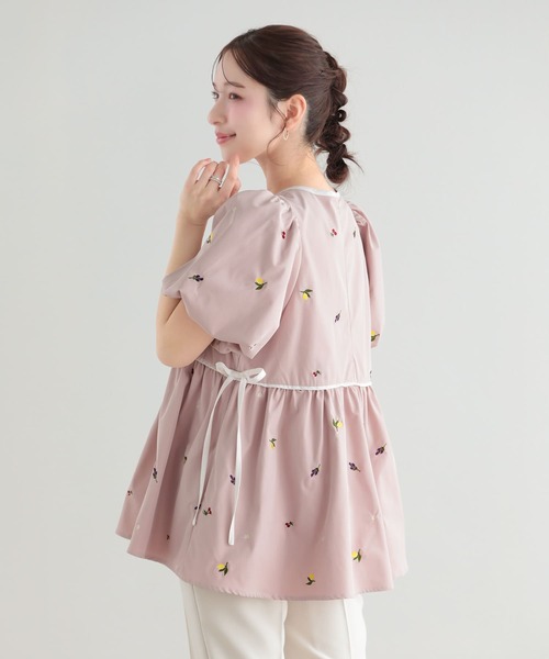 Fit more（フィットモア） バルーン袖フルーツ刺繍ペプラムトップス
