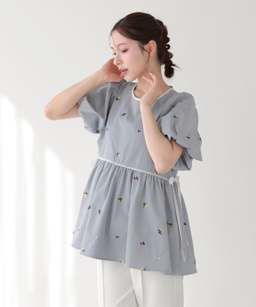Fit more（フィットモア） バルーン袖フルーツ刺繍ペプラムトップス