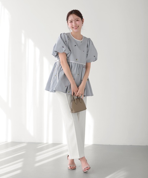 Fit more（フィットモア） バルーン袖フルーツ刺繍ペプラムトップス