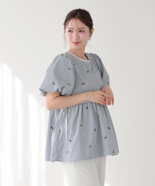 Fit more（フィットモア） バルーン袖フルーツ刺繍ペプラムトップス