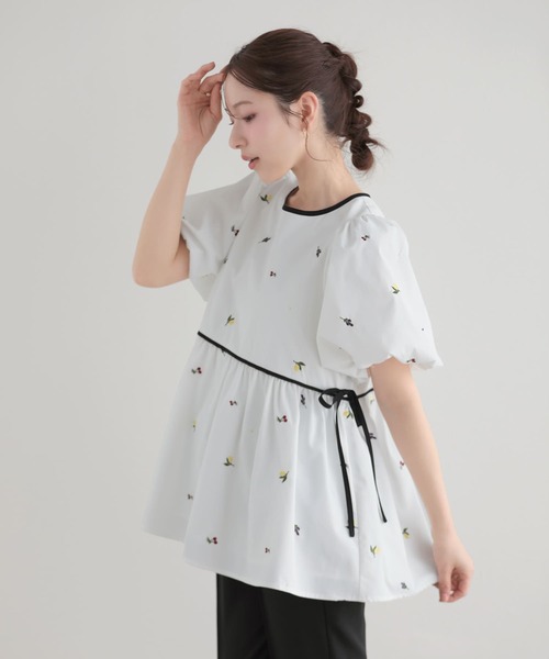 Fit more（フィットモア） バルーン袖フルーツ刺繍ペプラムトップス