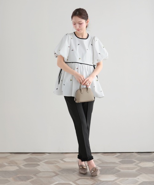Fit more（フィットモア） バルーン袖フルーツ刺繍ペプラムトップス