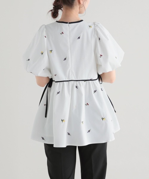 Fit more（フィットモア） バルーン袖フルーツ刺繍ペプラムトップス