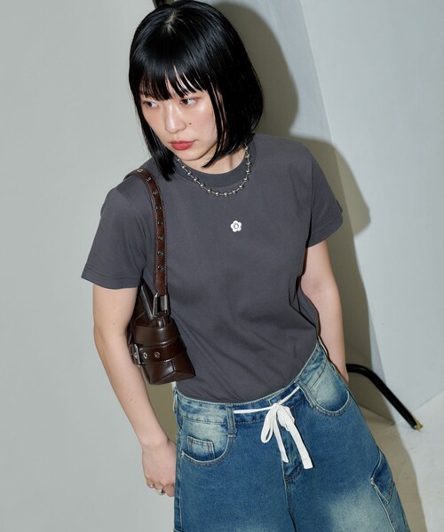 マリークワント ワンポイント 刺繍 ロゴTシャツ　オフホワイト　ブラック MARY QUANT/ワンポイント 刺繍 ロゴTシャツ 限定展開｜Daytona