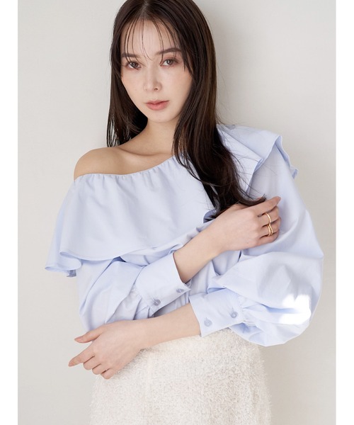【新品・未使用】ラッフルショルダーブラウス セール】ラッフルショルダーブラウス（シャツ/ブラウス）｜AZUL