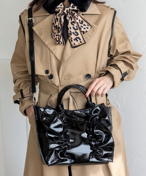 POLLINI　A4が入る　バッグ　エナメル　2wey　ショルダーバッグ　希少 POLLINI A4が入る バッグ エナメル 2wey ショルダーバッグ 希少 - メルカリ