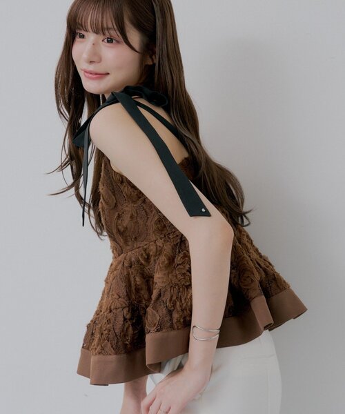 全新品❤️タグ付き　Chico ローズチュールペプラムブラウス ブラウン Chico（チコ） ブラウス シャツ 「SALON by Chico」肩リボン3Dローズ