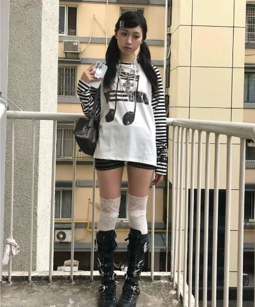 Lis ardent tシャツ ボーダー袖グラフィック薄手ロンT／オーバーサイズ