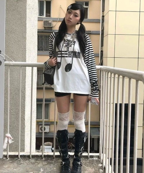Lis ardent tシャツ ボーダー袖グラフィック薄手ロンT／オーバーサイズ