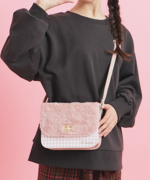 ロラライハリス♡ジグザグピンクファー生地♡刺繍のショルダーバッグ♡ 1ed106f3328f6d655fc7e95155f7e3