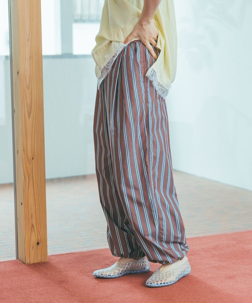 ワイドパンツ パンツ Gardenタックプリントパンツ レディースの画像