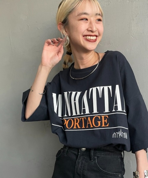 tシャツ 「MANHATTAN PORTAGE/マンハッタンポーテージ」 別注 ショート丈 ロゴプリントTシャツ「追加」 レディースの画像