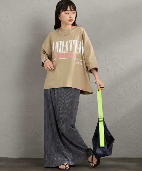 tシャツ 「MANHATTAN PORTAGE/マンハッタンポーテージ」 別注 ショート丈 ロゴプリントTシャツ「追加」 レディースの画像