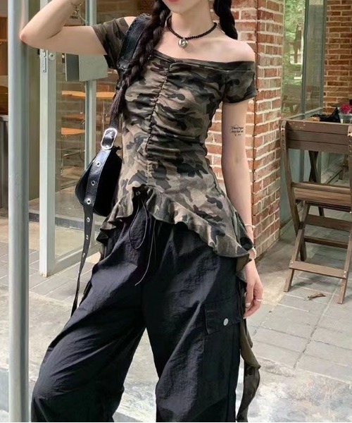 SHEENA tシャツ 迷彩柄裾フリルギャザートップス レディース