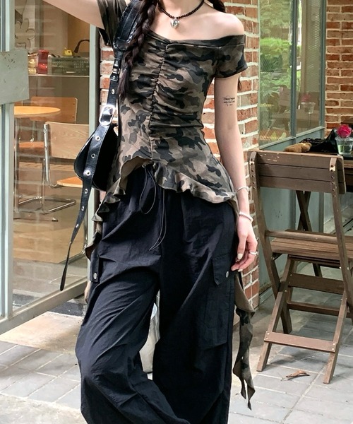 SHEENA tシャツ 迷彩柄裾フリルギャザートップス レディース