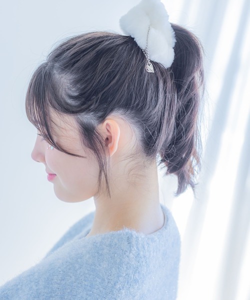 ボリュームたっぷりファーシュシュ  淡ブルーグレー×ホワイト 陶器みたいなお花♡ repipi armario（レピピアルマリオ） シュシュ RAファーシュシュ