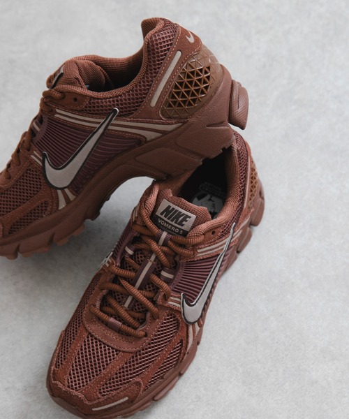 新品箱付きスニーカー24cmナイキ ズームボメロ5NIKE vomeroブラウン NIKE（ナイキ） 【15,000円均一SALE】 NIKE WMNS AIR ZOOM VOMERO 5