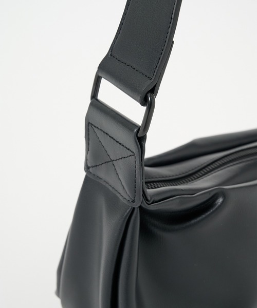 STUDIOUS（ステュディオス） ショルダーバッグ HARF MOON SHOULDER BAG