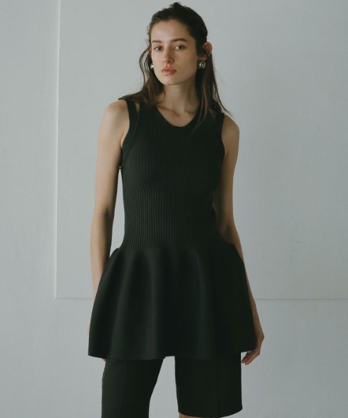 ★新品未使用★ ETRE TOKYO カップ付きニットブラトップ　ブラック ETRE TOKYO（エトレトウキョウ）の「ツーピースクロップドニット