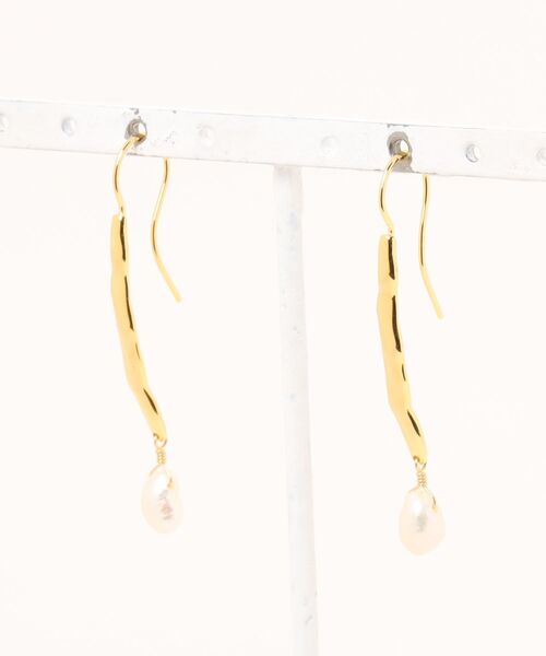 ピアス 「CHAN LUU」GOLD WAVE PEARL DROP EARRINGS WHITE レディース