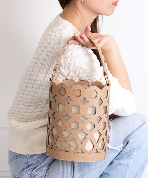 artemis by DIANA ハンドバッグ カットワークデザイン インナー