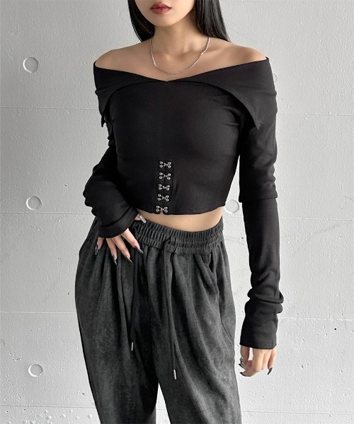 LVEU.（ラブユ） tシャツ 「LVEU.」フロントホックデザインオフショル