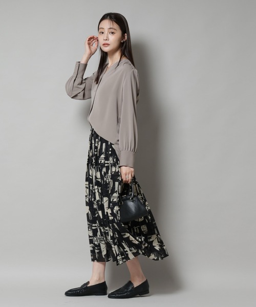【美品】レトロフラワー 前ボタンVネックブラウス ネイビー Pierrot（ピエロ） ブラウス シャツ ゴールドボタンVネックTブラウス