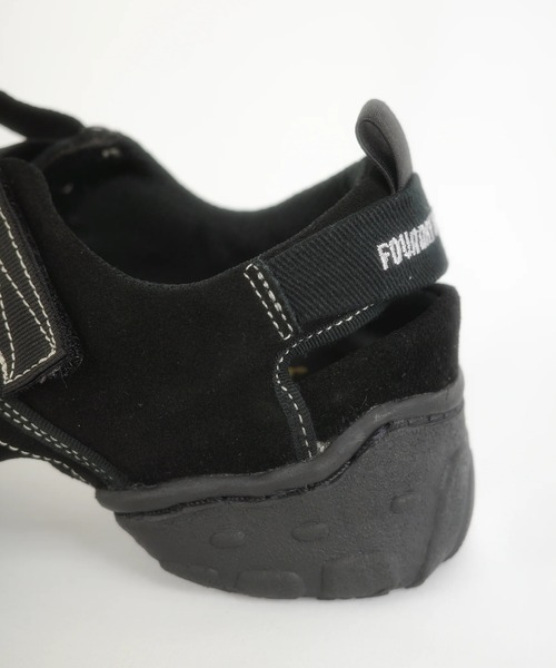 「Foundry Mews」 フラットサンダル 35 ブラック レディースの画像