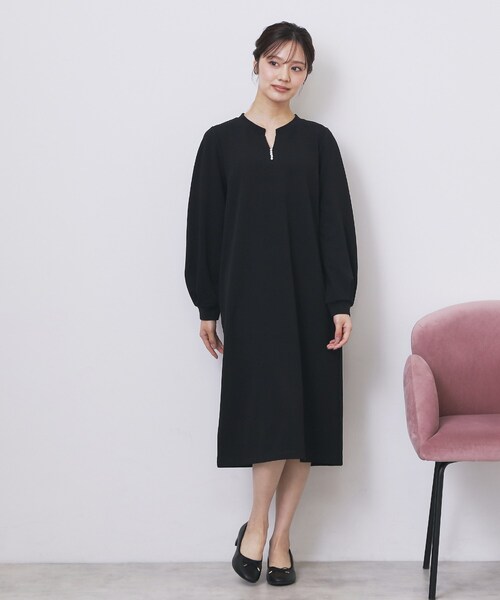 index（インデックス） ワンピース パール調ボタン付きキーネック