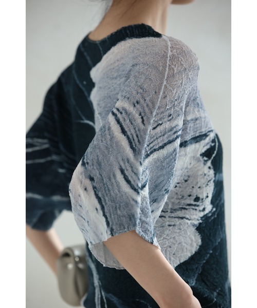 cawaii tシャツ 流動的なアート柄の伸びやかドルマンカットソー