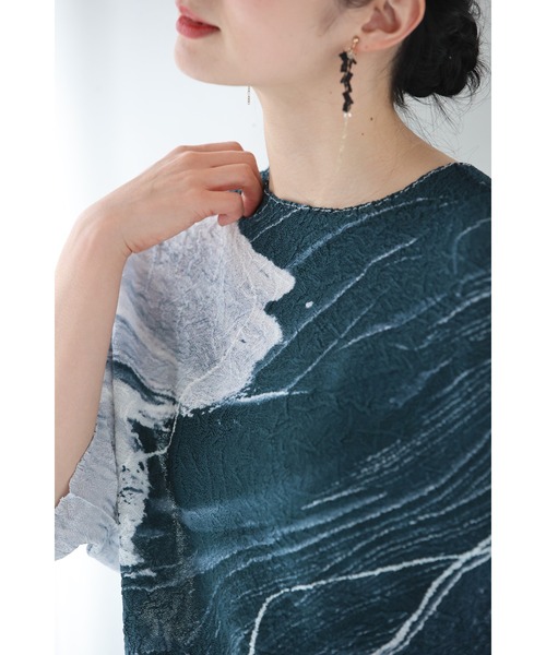 cawaii tシャツ 流動的なアート柄の伸びやかドルマンカットソー