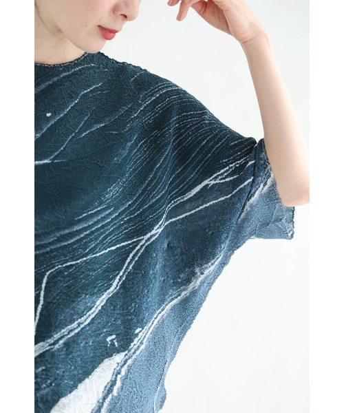 cawaii tシャツ 流動的なアート柄の伸びやかドルマンカットソー