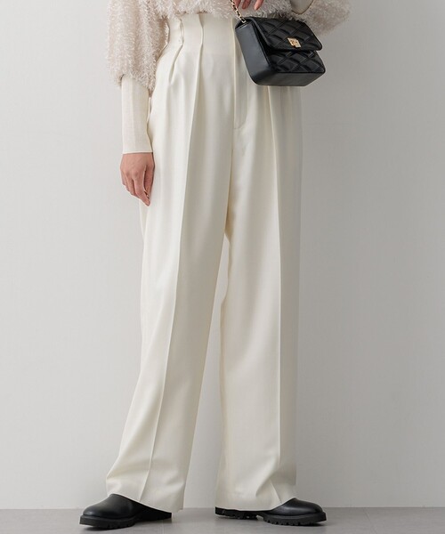 本日限り‼️★新品未使用★Super Beauty ホワイトパンツ 42 23区（ニジュウサンク） パンツ ナチュラルストレッチサキソニー