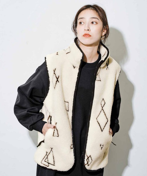ベスト ジレ リブ　イン　コンフォート　栞里ちゃんとつくった　毎日大活躍！　幾何学柄プリントのボアベスト「アイボリー」 レディース