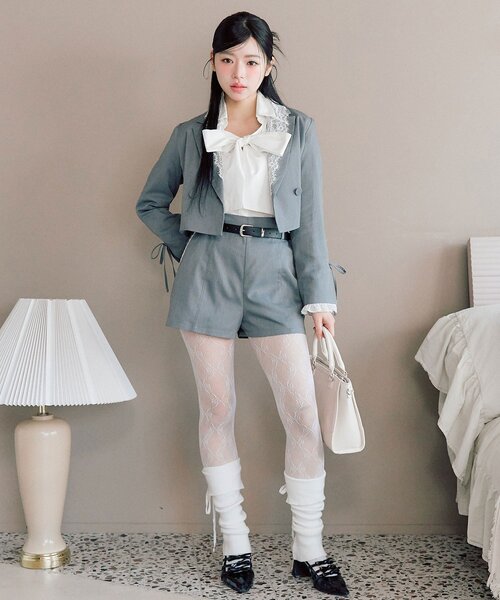 オリーブ色 プリーツ ショートパンツ ベルト付き オリーブ色 プリーツ ショートパンツ ベルト付き オリーブ色 プリーツ