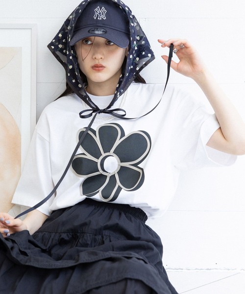 フラワーモチーフTシャツ セール】 フラワーモチーフロゴTシャツ（オフホワイト