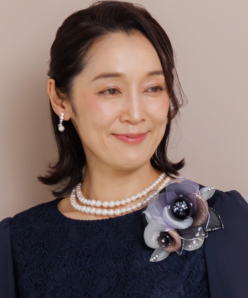 ブローチ ニュアンスカラーのブーケコサージュ レディースの画像