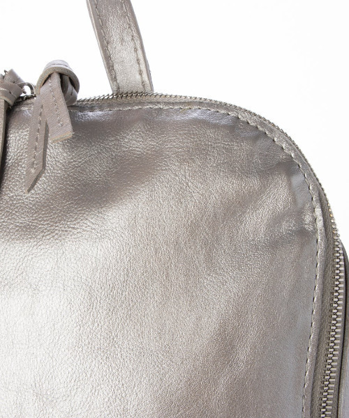 新品タグ付き！今季ペルケ perche ダブルジッパー牛革バックパックシルバー デイバック リュック ペルケ perche / ダブルジッパー牛革バックパック