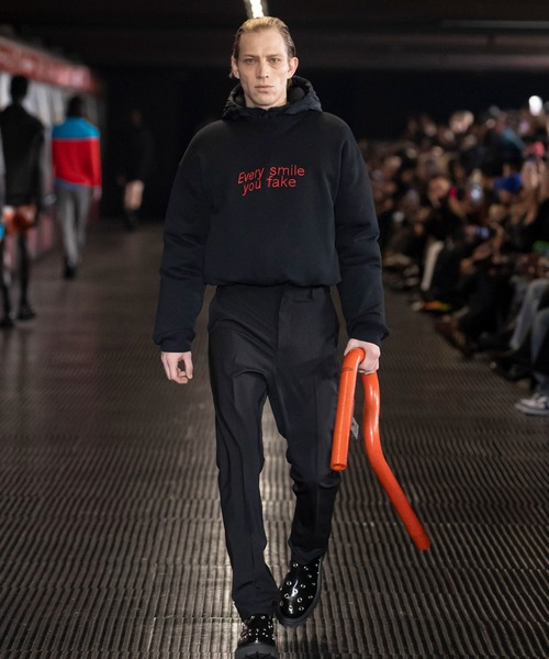 トレーナー スウェット MSGM×TIAGO ALEXANDRE 「Every smile you fake」エンブロイダリースウェットシャツ メンズの画像