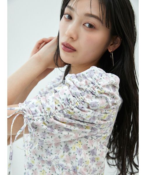 SNIDEL プリントギャザースリーブブラウス ブラック スナイデル SNIDEL プリントギャザースリーブブラウス （BLK